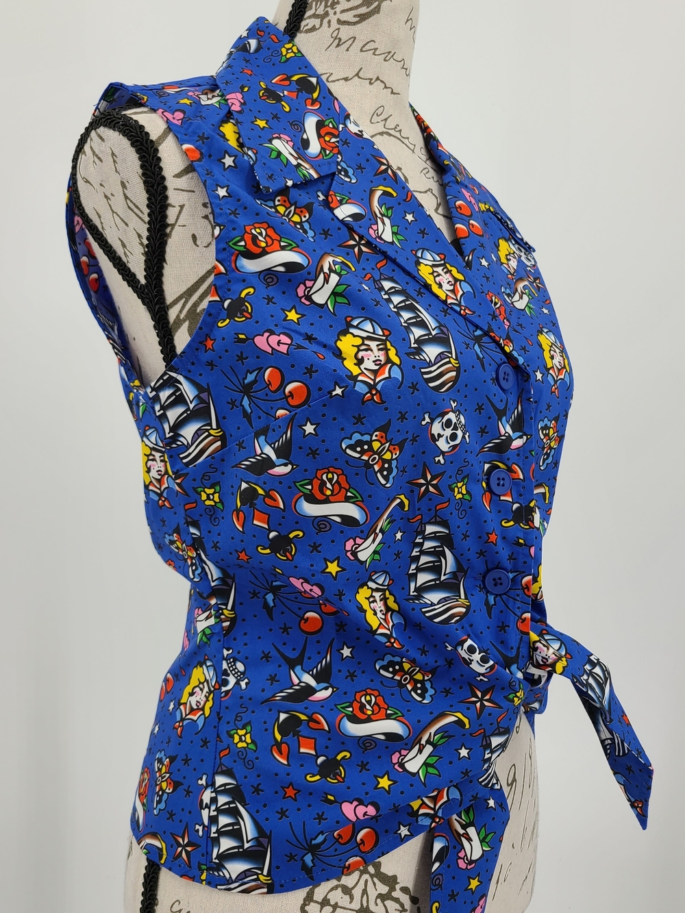 ModCloth 100% Cotton Tattoo-Print Tie-Front  Sleeveless Blouse Size Small